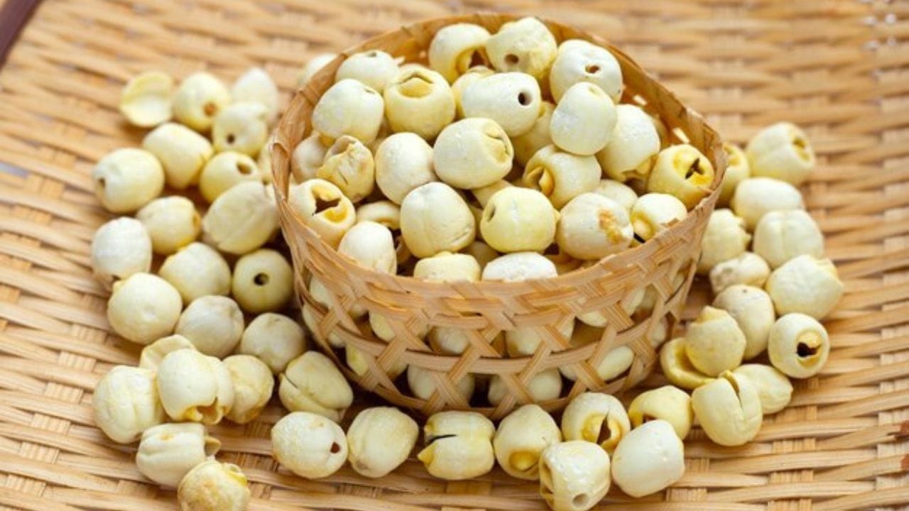 મખાનાને ઘીમાં તળીને જ કેમ ખાવા જોઈએ? જાણો તેના ફાયદા Gujarati News Know its makhana roasted