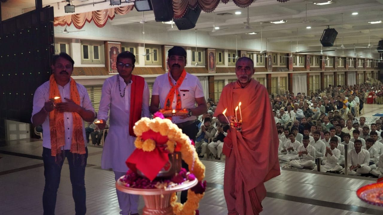 પ્રમુખસ્વામી મહારાજની સાથે તેમના અનુગામી મહંત સ્વામી પણ શ્રી રામજન્મભૂમિ અયોધ્યા ખાતે ચાલતા ધૂન-યજ્ઞમાં સમયે સમયે જોડાયા છે