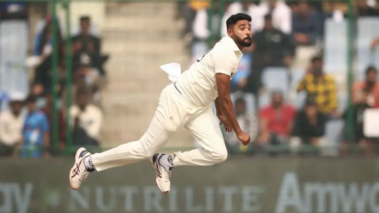વર્ષ 2015-16માં ફર્સ્ટ ક્લાસ ક્રિકેટમાં પગ રાખ્યો હતો. 2016-17માં રણજી ટ્રોફીમાં તેમણે 41 વિકેટ લીધી હતી. ફર્સ્ટ ક્લાસમાં શાનદાર પરફોર્મન્સ કરનાર સિરાજને સનરાઈઝર્સ હૈદરાબાદે 2.6 કરોડમાં ખરીદ્યો હતો.