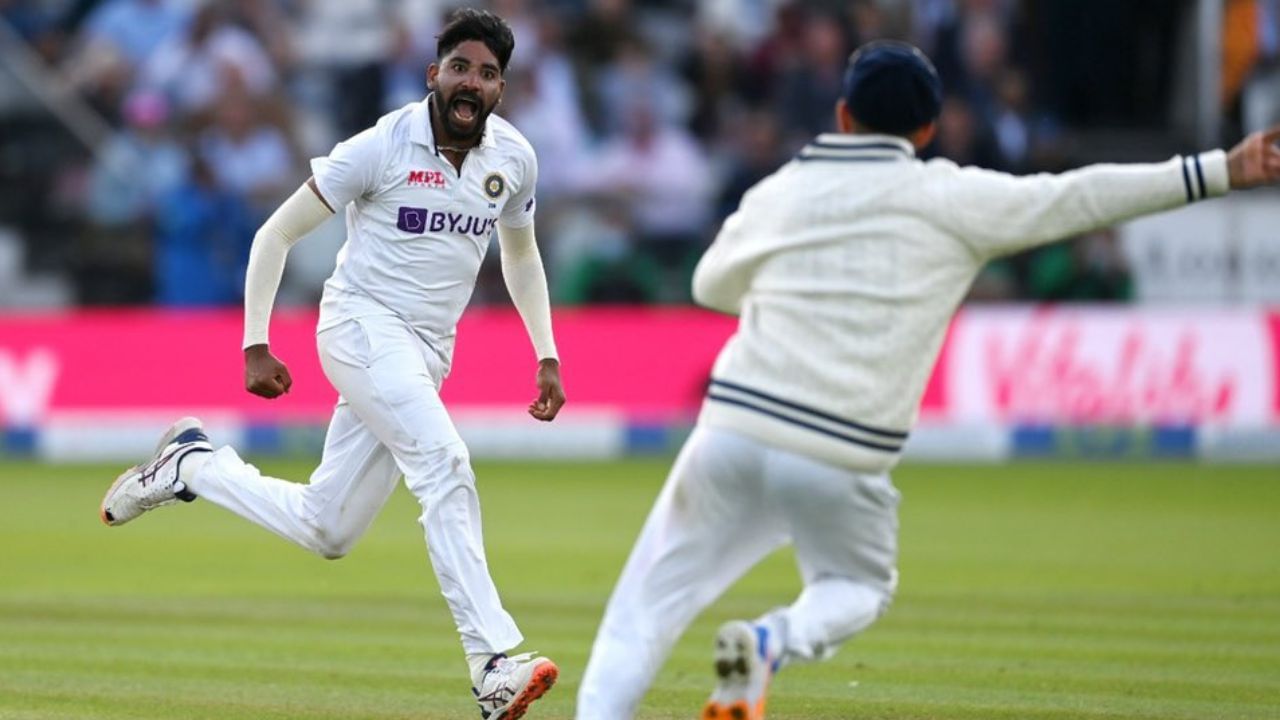 એક ઈન્ટરવ્યુ દરમિયાન સિરાજે જણાવ્યું કે 'મિયાં મેજિક' નામ તેને સાઉથ આફ્રિકાના પૂર્વ દિગ્ગજ ખેલાડી એબી ડીલિવિયર્સે આપ્યું હતું.સિરાજે 4 નવેમ્બરના રોજ ન્યુઝીલેન્ડ વિરુદ્ધ  રાજકોટમાં ટી 20 મેચમાં આંતરરાષ્ટ્રીય ડેબ્યુ કર્યું હતુ. આ મેચમાં સિરાજે 4 ઓવરમાં 53 રન આપી 1 વિકેટ લીધી હતી.