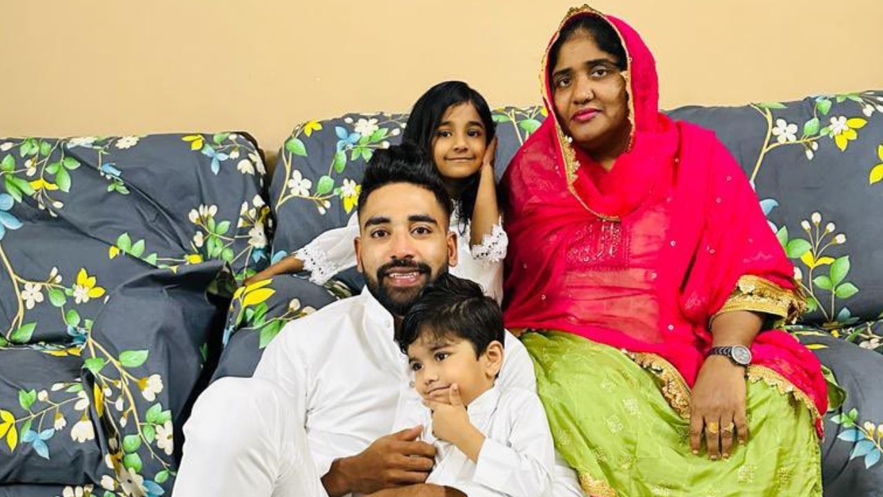 7 વર્ષની ઉંમરમાં જ સિરાજે ક્રિકેટ રમવાનું શરુ કર્યું હતુ. શરુઆતમાં તે ટેનિસ બોલથી રમતો હતો. પિતાની દરરોજની આવક ખુબ ઓછી હતી પરંતુ પુત્રને દરરોજના 100 રુપિયા આપતા હતા. અંતે મોહમ્મદ સિરાજની મહેનત રંગ લાવી.