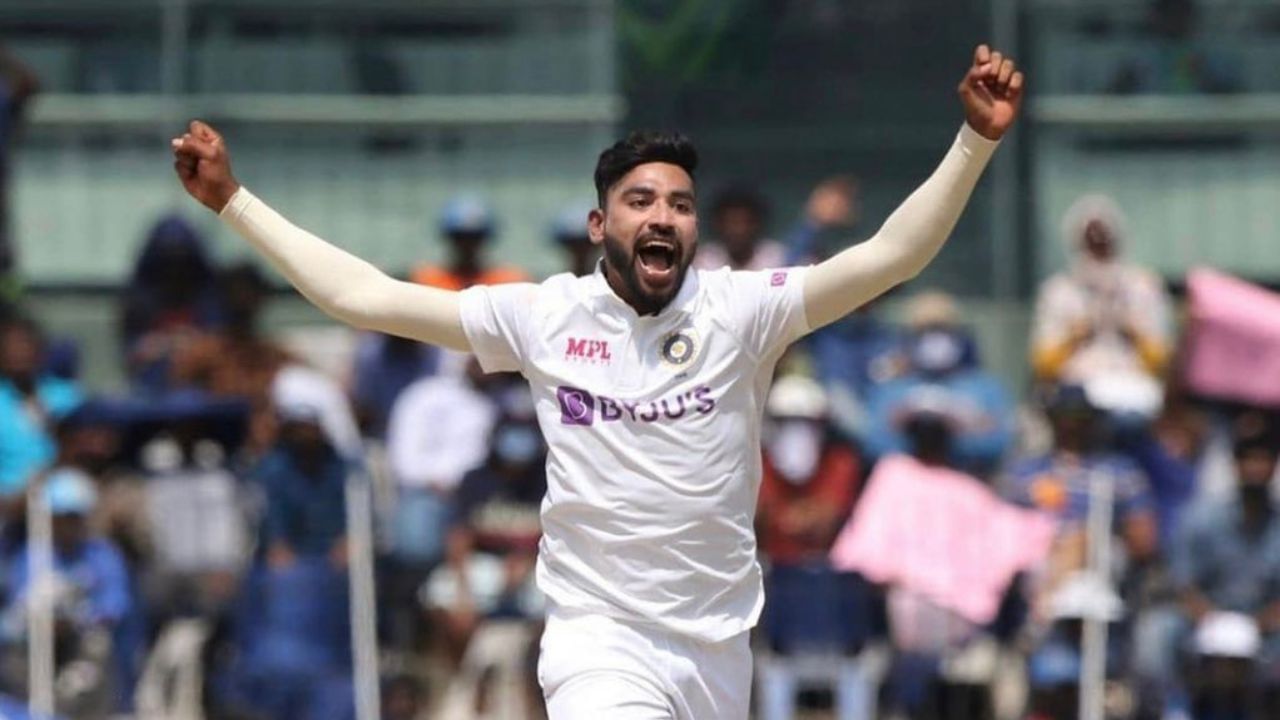 વર્ષ 2019માં સિરાજ ઓસ્ટ્રેલિયા વિરુદ્ધ ટેસ્ટ મેચની સિરીઝમાં સિલેક્ટ થયો હતો. આ દરમિયાન તેના પિતાનું નિધન થયું હતુ. સિરાજ ઓસ્ટ્રેલિયામાં ક્વોરન્ટાઈનમાં હતો જેના કારણે  પિતાના અંતિમ સંસ્કારમાં સામેલ થઈ શક્યો ન હતો.