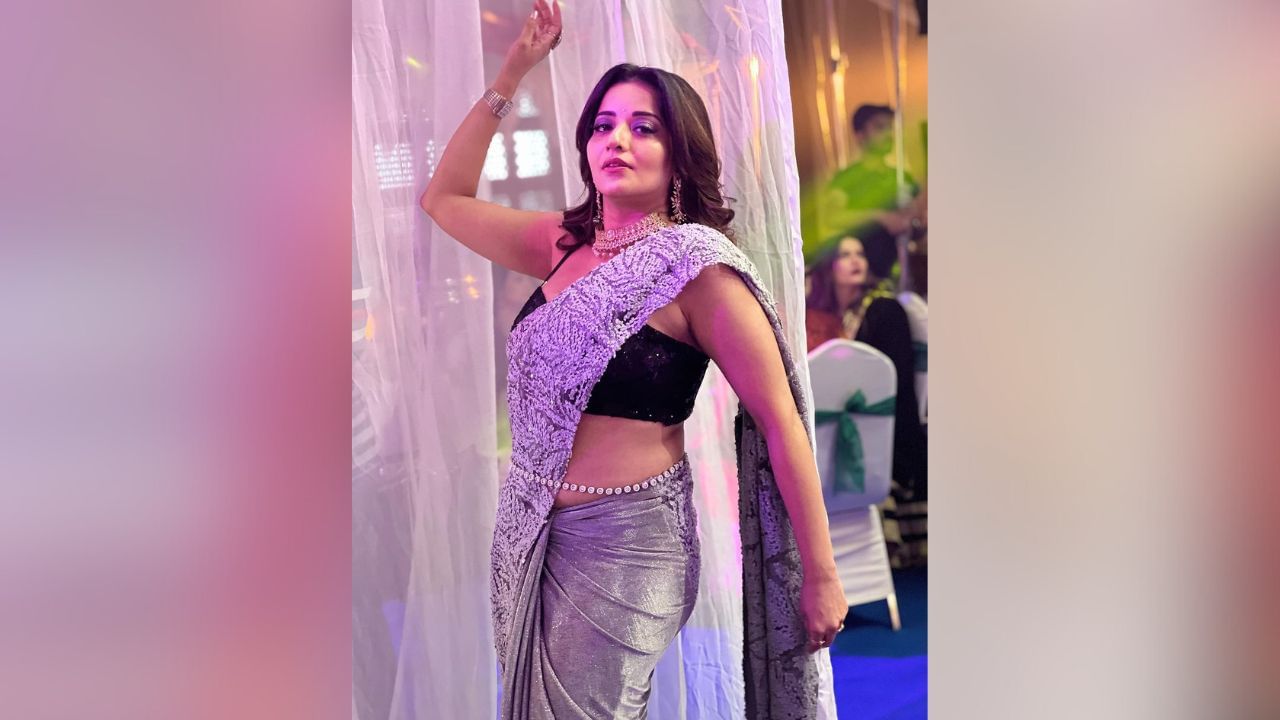 આ તસવીરોમાં મોનાલિસાનો દેશી અવતાર જોઈને ફેન્સે તેના વખાણ કર્યા છે. આ તસવીરોમાં મોનાલિસા કર્વી ફિગરને ફ્લોન્ટ કરતી જોવા મળી રહી છે. (Image - Instagram)