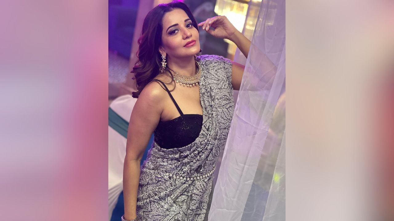 મોનાલિસાએ ઈયરિંગ્સ, રિંગ્સ, નેકલેસ અને બ્રેસલેટ સાથે તેના લુકને એક્સેસરાઈઝ કર્યો છે. (Image - Instagram)