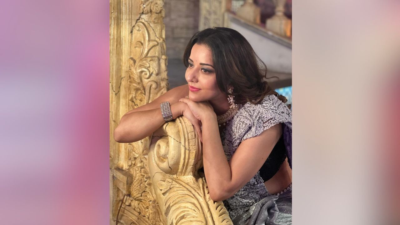 મોનાલિસાના લાખો ફેન્સ મોનાલિસાની આ તસવીરો પર સો સ્વીટ, સો બ્યૂટીફુલ લુક, નાઈસ, હોટ, ક્યૂટ, સો ગોર્જિયસ એન્જલ અને ક્વીન જેવી કોમેન્ટ કરતા જોવા મળે છે. (Image - Instagram)