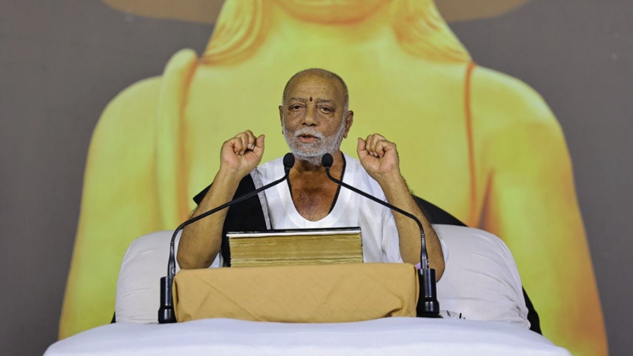 મોરારી બાપુનો જન્મ દેશ આઝાદ થયો તેના એક વર્ષ પહેલા થયો હતો. તેમનું પૂરું નામ મોરારિદાસ પ્રભુદાસ હરિયાણવી છે. તેમની માતાનું નામ સાવિત્રી બેન અને પિતાનું નામ પ્રભુદાસ બાપુ હરિયાણવી છે. તેઓ લોકોમાં મોરારી બાપુ તરીકે પ્રખ્યાત છે.