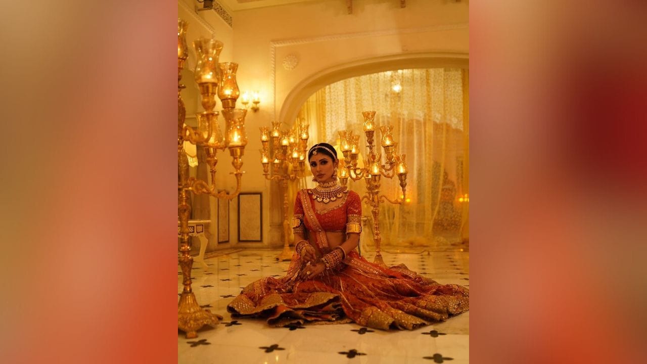 આ ફોટામાં મૌની રોય માંગ ટિક્કા, હેવી હાર, તેના કાંડા પર હેવી બંગડીઓ, કાનની બુટ્ટી, રિંગ્સ અને અન્ય એસેસરીઝ સાથે પહેરેલી જોવા મળે છે. (Image: Instagram)