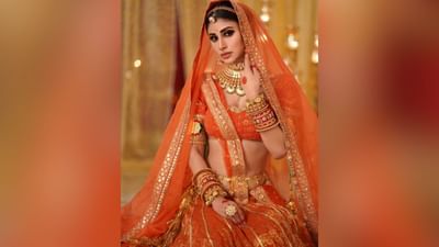 મૌની રોયની આ તસવીરો શૂટિંગ સેટની લાગી રહી છે, જ્યાં તે પરફોર્મ કરી રહી છે. (Image: Instagram)