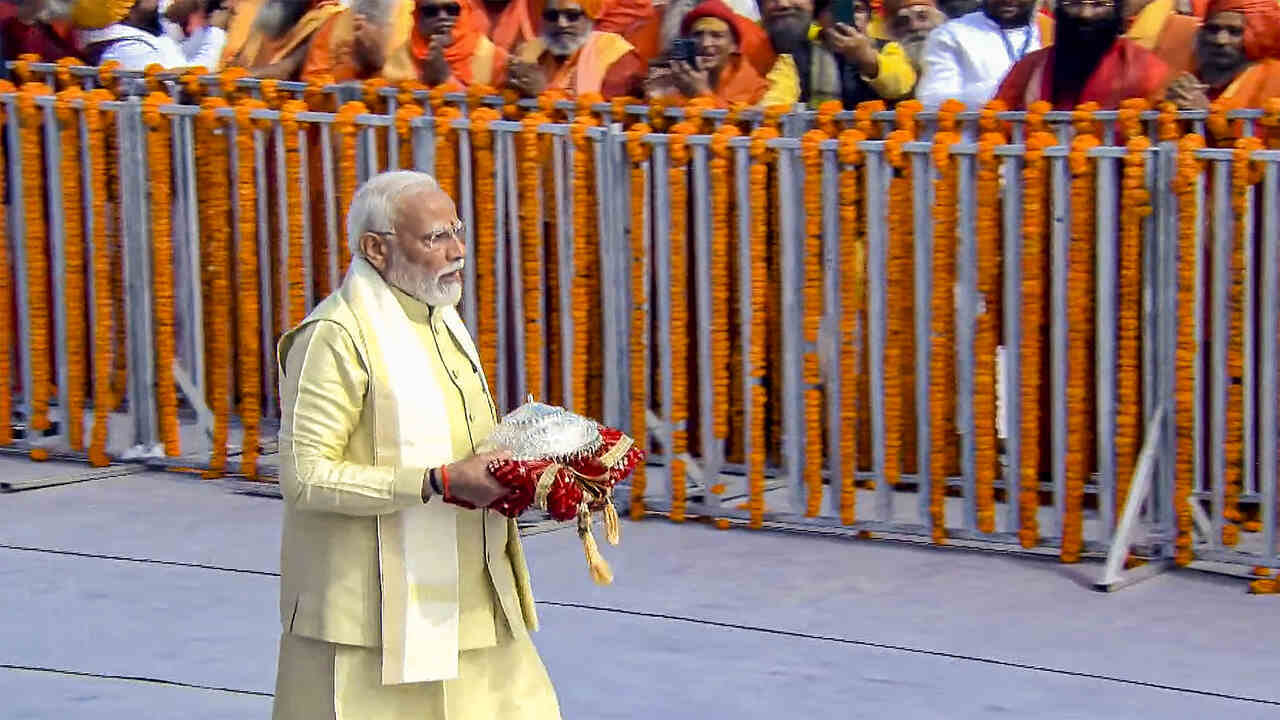 પીએમ મોદીના હાથમાં રહેલી થાળીમાં છત્ર, થાળી અને લાલ ચુનરી હતી. પીએમ મોદી આ ખાસ પ્લેટને ગર્ભગૃહમાં લઈ ગયા હતા. આ પછી તેમણે આ પ્લેટ પૂજારીને આપી. તમને જણાવી દઈએ કે પીએમ મોદી રામ મંદિર પરિસરમાં ધોતી-કુર્તામાં જોવા મળ્યા છે. તેમના હાથમાં લાલ વાઘા અને ચાંદીનું છત્ર જોવા મળ્યું હતું. ચારેબાજુ જય શ્રી રામના નાદ ગુંજી રહ્યા છે.