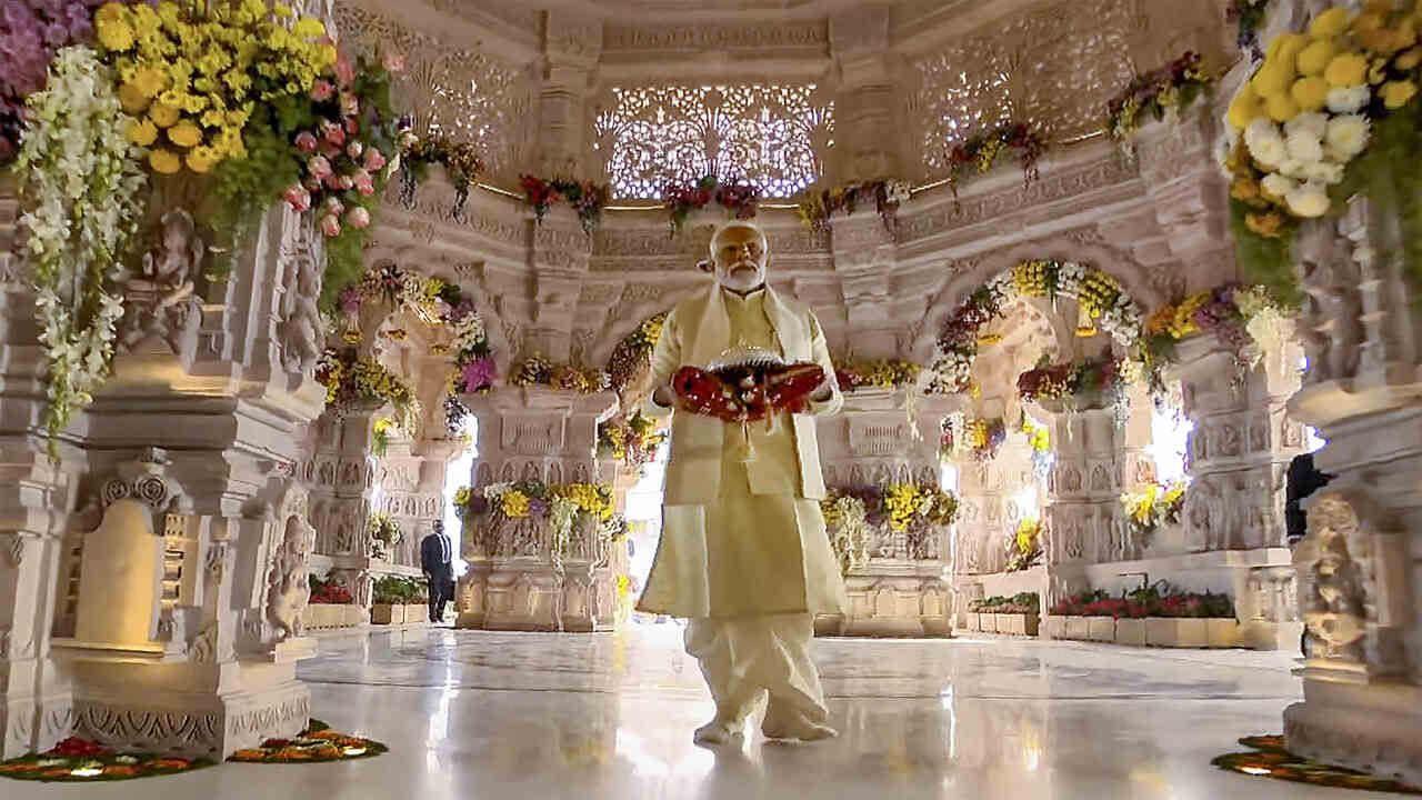 તમને જણાવી દઈએ કે અયોધ્યાના રામ મંદિર પરિસરમાં રામલલ્લાના પ્રાણ પ્રતિષ્ઠાની વિધિ શરૂ થઈ ગઈ છે. પીએમ મોદી રામ મંદિર પરિસરમાં પૂજા કરી રહ્યા છે આરએસએસના વડા મોહન ભાગવત તેમની બાજુમાં બેઠા છે. મંત્રોના જાપ સાથે અભિષેકની વિધિ ચાલુ રહી છે.