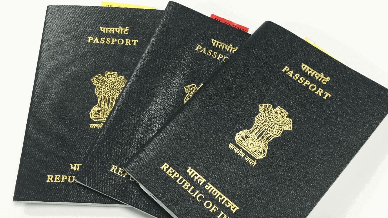 જ્યારે પોલીસ વેરિફિકેશન થઈ જાય છે તો લોકો એપ્લિકેશનનું સ્ટેટસ ચેક કરતા રહે છે. સામાન્ય રીતે પોલીસ વેરિફિકેશનના થોડા દિવસ બાદ જ પાસપોર્ટ ઈસ્યુ થાય છે, જો કે ઘણી વખત સ્થિતિ અલગ હોય છે અને લોકોનો પાસપોર્ટ અટકી જાય છે. સ્ટેટસ જોવા પર સતત એક જ સ્ટેટસ જોવા મળે છે. ત્યારે લોકોને એ જાણકારી મળી શકતી નથી કે તેમનો પાસપોર્ટ કેમ ઈસ્યુ થઈ રહ્યો નથી.  (File Image)