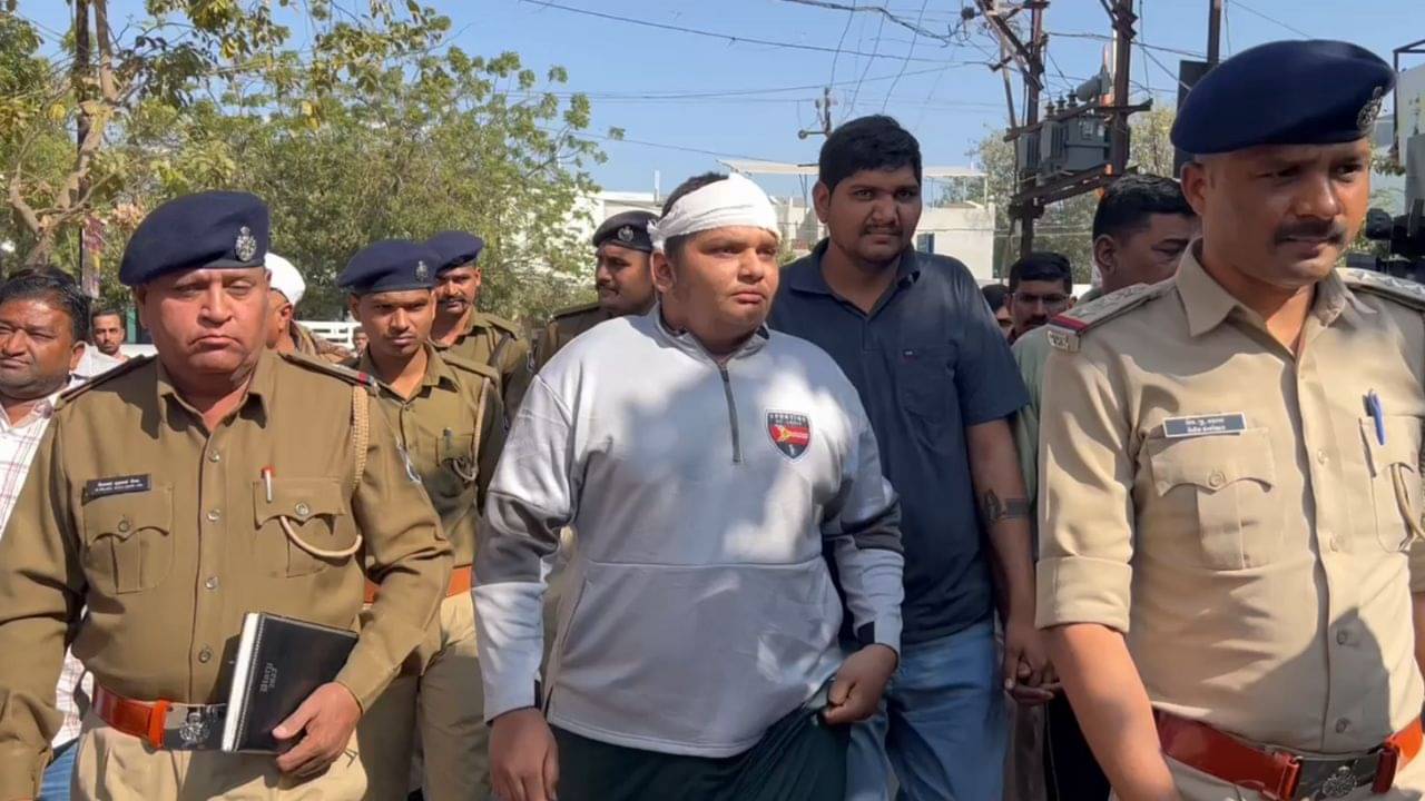 રાજકોટ વીડિયો : 100 રૂપિયાના વ્યાજના મામલે હત્યા કરનારા આરોપીઓની ધરપકડ, પોલીસે કાઢ્યુ સરઘસ