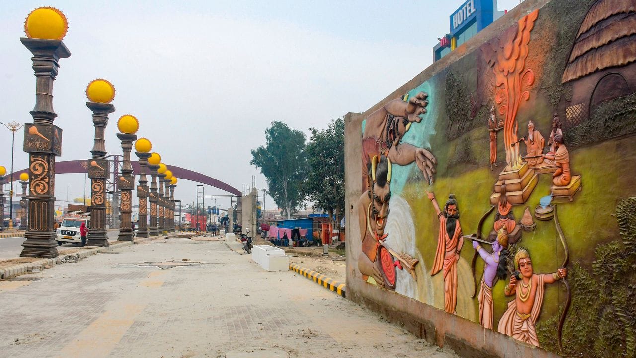 આ ઐતિહાસિક ક્ષણના સાક્ષી બનવા દેશ-વિદેશના લોકો અયોધ્યા શહેરમાં આવી રહ્યા છે. આવી સ્થિતિમાં, જો તમે પણ અયોધ્યા જવાનું વિચારી રહ્યા છો, તો અમે તમને જણાવીશું કે અહીં કેવી રીતે પહોંચવું અને કયા સ્થળોની મુલાકાત લેવી.