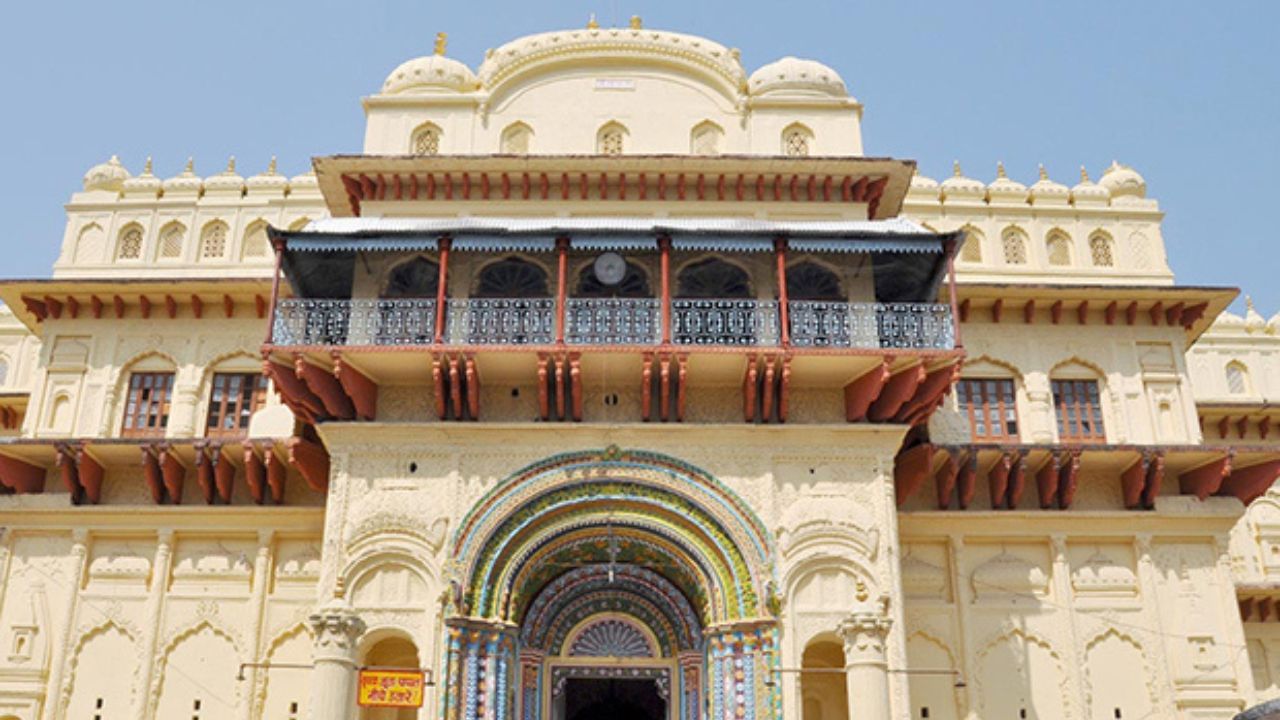 રામ અને સીતાના લગ્નમાં એક ગિફટ આપવામાં આવી હતી તે વસ્તુ છે કનક ભવન તે કોઈ મહલથી ઓછું નથી. કનકનો અર્થ છે સોનું, તમે પીળા રંગના આ ભવનની મુલાકાત લેશો તો એવું લાગશે કે, આ મહેલ સોનાથી બન્યો છે. બુંદેલખંડી અને રાજસ્થાની શિલ્પકારીનું આ કોમ્બિનેશન આ ભવનમાં સુંદર રીતે જોવા મળે છે.