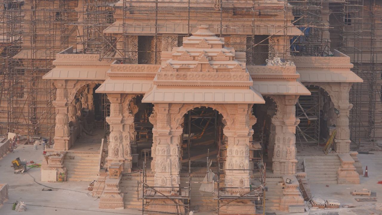 તમને જણાવી દઈએ કે આ રામ મંદિર 70 એકર જમીન પર બની રહ્યું છે. રામ મંદિરના ગ્રાઉન્ડ ફ્લોરનું કામ લગભગ પૂર્ણ થઈ ગયું છે અને પહેલા માળનું કામ હજુ ચાલુ છે.