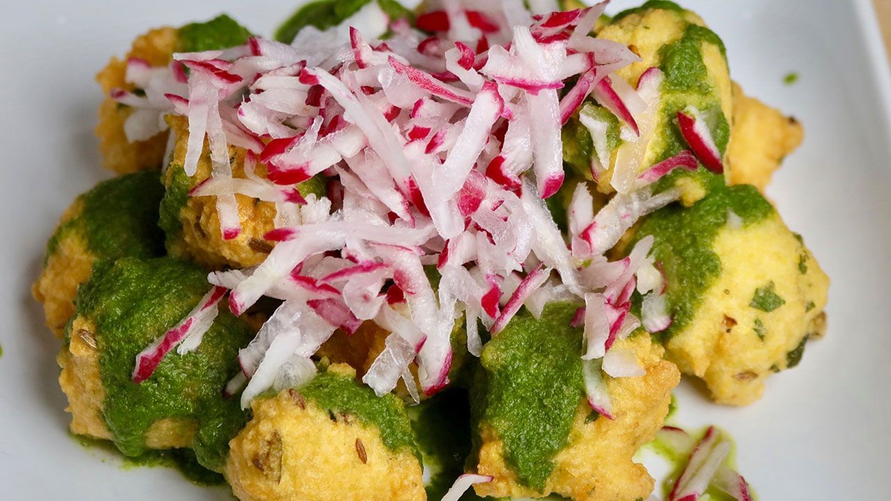 વાસ્તવમાં, દિલ્હીના લાજપત નગરમાં એક રામ લાડુની દુકાન છે. જ્યાં તમને રામ લાડુ ખાતા લોકોની લાંબી લાઈન જોવા મળશે. આ દુકાન પર મોટા અક્ષરોમાં રામ લાડુ લખવામાં આવે છે.મળતી માહિતી અનુસાર આ બહુ જૂની દુકાન છે. પહેલા અહીં એક નાનો સ્ટોલ હતો. અહીં સવારે 10-11 વાગ્યાથી રામ લાડુ બનાવવાની શરૂઆત થાય છે અને રાત્રે 9 વાગ્યા સુધી આ દુકાનમાં ભીડ રહે છે.