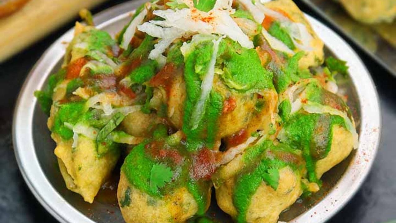 રામલલ્લાની નગરી અયોધ્યામાં પણ રામ લાડુનું વેચાણ થવા લાગ્યું છે. અહીંના પ્રખ્યાત સ્ટ્રીટ ફૂડમાં રામ લાડુનું નામ સામેલ છે. આ કોઈ મીઠાઈ નથી રામ લાડુ એક ફરસાણ છે. જે મગની દાળમાંથી બનેલા રામ લાડુ અયોધ્યાના લોકોને ખૂબ જ પસંદ આવે છે. જો તમે ક્યારેય અયોધ્યા જાવ અથવા હાલમાં અયોધ્યામાં હોવ તો રામ લાડુ ખાવાનું ભૂલશો નહીં.