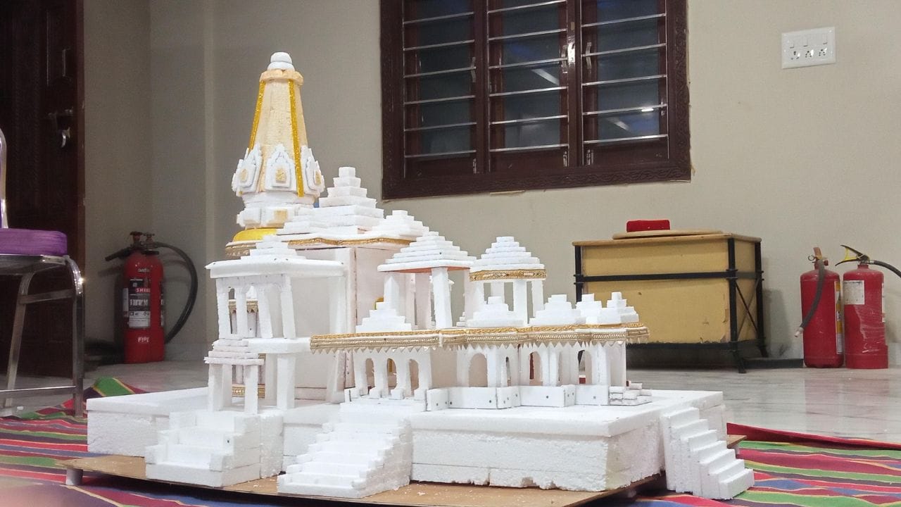 કાન્તિ ભાઈ પાસે કોઈ પણ પ્રકારની ડિગ્રી નથી છતા પણ તેમણે પોતાની આવડત આબેહૂબ થર્મોકોલનું રામ મંદિર બનાવ્યુ છે. 