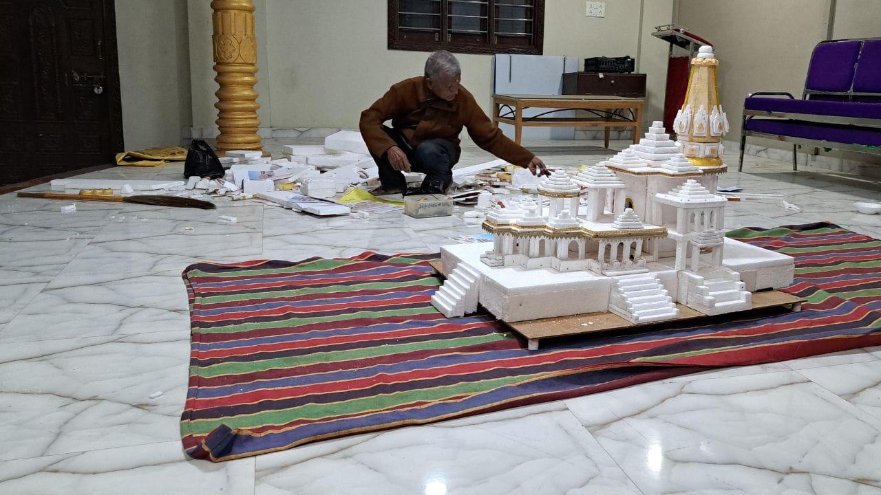 પોરબંદર લોહાણા મહાજન સંચાલિત જલારામ મંદિરમાં સેવા કરતા સેવક કાંતિભાઈ સિંધવએ અયોધ્યામાં બની રહેલા રામ મંદિર જેવુ જ થર્મોકોલનું રામ મંદિર બનાવ્યું છે. 