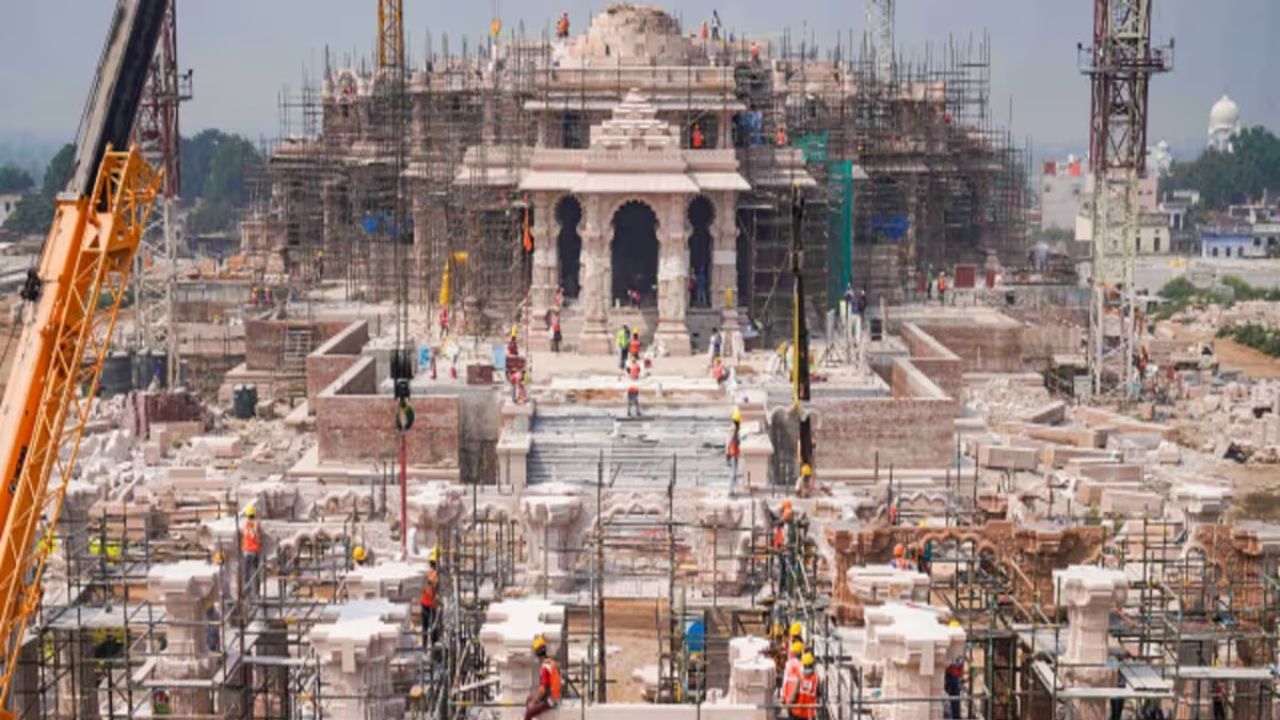 અયોધ્યામાં રામ મંદિર પરિસર ઉપરાંત સરયુ ઘાટ નજીક પણ કેમેરા ગોઠવવામાં આવશે. જેમાં રામ કી પૈડી,કુબેર ટીલામાં આવેલી જટાયુ પ્રતિમા અને અન્ય સ્થળોએથી પણ વિવિધ ચેનલો પર લાઈવ પ્રસારણ કરવામાં આવશે.માહિતી અને પ્રસારણ મંત્રાલયના સચિવ અપૂર્વ ચંદ્રાએ પીટીઆઈને જણાવ્યું કે ખાનગી ચેનલોને પણ દૂરદર્શન દ્વારા ફીડ આપવામાં આવશે. જે રીતે G20માં 4K દ્વારા વિવિધ ચેનલો પર અને વિવિધ ભાષામાં લાઈવ પ્રસારણ કરવામાં આવ્યુ હતુ. તે જ પ્રમાણે પ્રાણ પ્રતિષ્ઠાના કાર્યક્રમનું જીવંત પ્રસારણ કરવામાં આવશે.