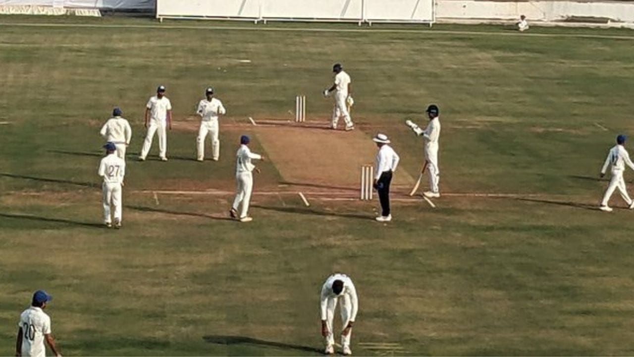 ગુજરાતની ક્રિકેટ ટીમએ ભારતની સ્થાનિક ફર્સ્ટ-ક્લાસ ક્રિકેટ રમત છે, રણજી ટ્રોફી (અન્ય બે બરોડા ક્રિકેટ ટીમ અને સૌરાષ્ટ્ર ક્રિકેટ ટીમ)માં ગુજરાત રાજ્યનું પ્રતિનિધિત્વ કરતી ત્રણ સ્થાનિક ક્રિકેટ ટીમોમાંથી એક છે.