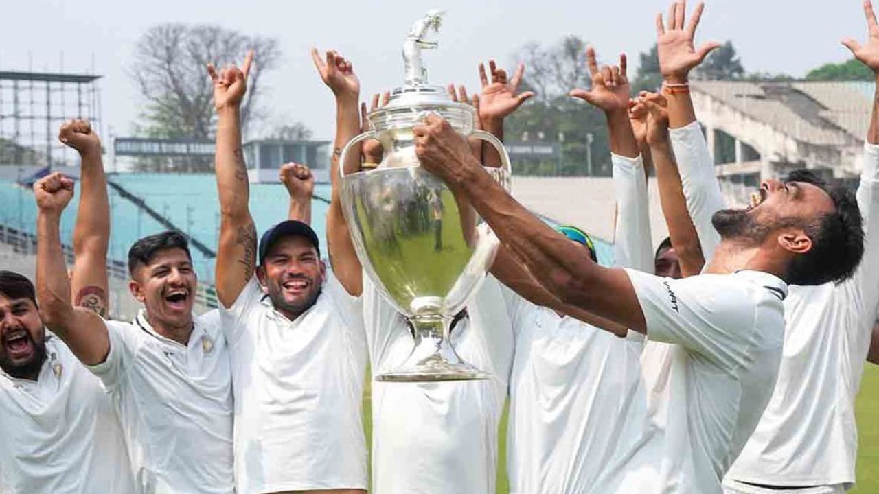  રણજી ટ્રોફીમાં ગુજરાતના ખેલાડીઓની વાત કરીએ તો આર્યા દેસાઈ, પ્રિયાંક પાંચાલ, મનન હિંગરાજીયા, ક્ષિતિજ પટેલ, ઉમંગ કુમાર, ઉર્વિલ પટેલ, રિપલ પટેલ, ચિંતન ગાજા, રવિ બિશ્નોઈ, પ્રિયજીત નરેન્દ્રસિંહ જાડેજા, અરજન નાગવાસવાલા,