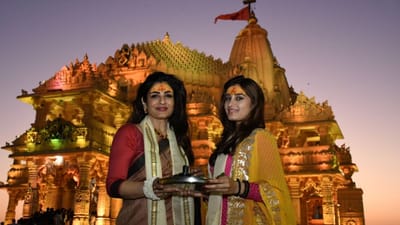 બોલિવૂડ એક્ટ્રેસ રવિના ટંડને પોતાની એક્ટિંગથી કરોડો લોકોના દિલમાં પોતાનું સ્થાન બનાવ્યું છે.છેલ્લા ઘણા સમયથી તે ધાર્મિક સ્થળ પર જોવા મળી રહી છે. રવિના ટંડન તેની પુત્રી રાશા સાથે 12 જ્યોતિર્લિંગની યાત્રા કરી રહી છે, ત્યારે તેણે પ્રથમ જ્યોતિર્લિંગ સોમનાથ મહાદેવના પણ દર્શન કર્યા છે.