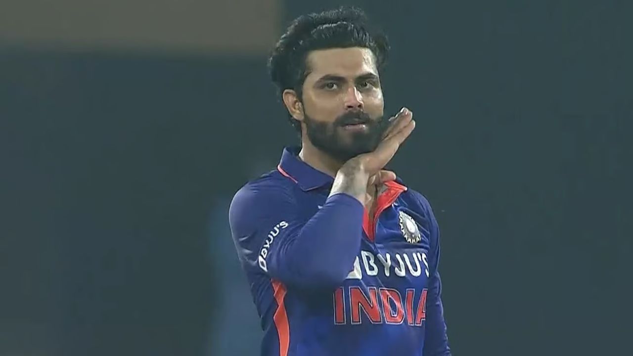 જાડેજાએ 35 મેચમાં 613 રન બનાવવા સિવાય 66 વિકેટ લીધી હતી. તેને ગયા વર્ષની શરૂઆતમાં બોર્ડર-ગાવસ્કર ટ્રોફીમાં ઓસ્ટ્રેલિયા સામે 22 વિકેટ લીધી હતી. કમિન્સે 24 મેચમાં 422 રન બનાવ્યા અને 59 વિકેટ લીધી. તેના નેતૃત્વ હેઠળ ઓસ્ટ્રેલિયાએ એશિઝ, વર્લ્ડ ટેસ્ટ ચેમ્પિયનશિપ (WTC) ફાઈનલ અને ODI વર્લ્ડ કપ જીત્યો હતો.  