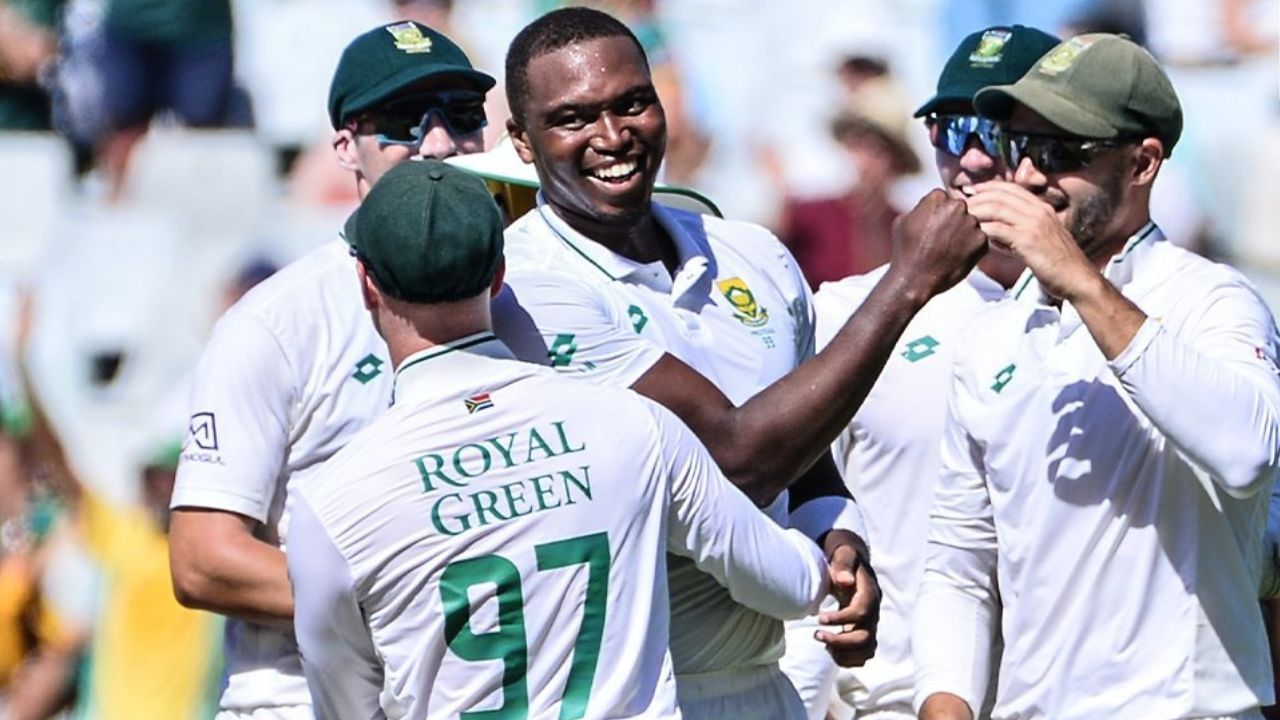 રબાડા, એનગીડી બર્ગરની ધારદાર બોલિંગના સહારે દક્ષિણ આફ્રિકાએ એકપણ રન આપ્યા વિના સતત 6 વિકેટ લેવાનો રેકોર્ડ પણ બનાવ્યો હતો. 