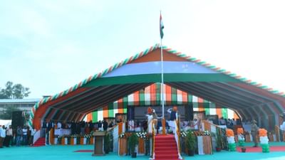 ગુજરાત સહિત દેશભરમાં 26 જાન્યુઆરી નિમિત્તે 75મા ગણતંત્ર દિવસની ઉજવણી થઇ રહી છે. અમદાવાદની જિલ્લા કક્ષાની ઉજવણી વિરમગામ ખાતે કરવામાં આવી. મંત્રી બલવંતસિંહ રાજપૂતની હાજરીમાં ધ્વજવંદનનો કાર્યક્રમ કરવામાં આવ્યો હતો.જેમાં મોટી સંખ્યામાં લોકો હાજર રહ્યા હતા.