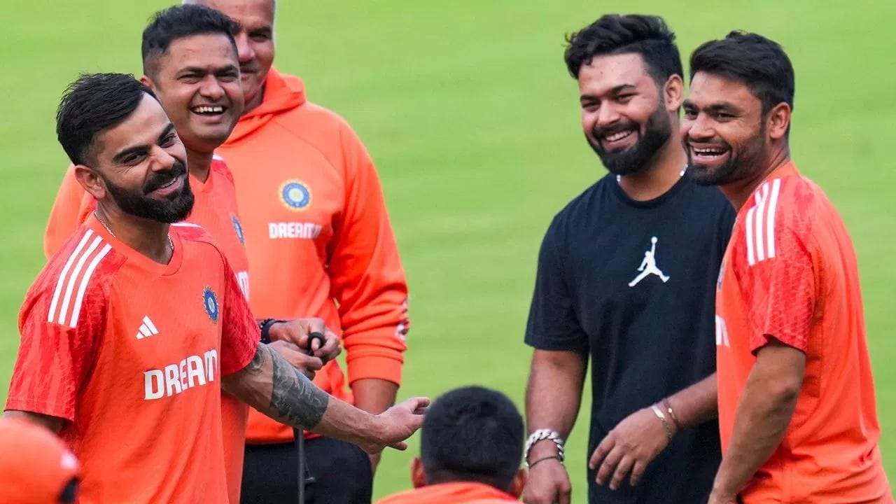 પ્રેક્ટિસ પૂરી થયા પછી, પંતે તેની ટીમ ઈન્ડિયાના સાથી ખેલાડીઓ સાથે થોડો સમય પસાર કર્યો. તે થોડા સમય માટે વિરાટ કોહલી અને રિંકુ સિંહ સાથે વાત કરતો અને મજાક કરતો જોવા મળ્યો હતો. કેપ્ટન રોહિત શર્માને પણ મળ્યો અને તેની સાથે વાત કરી. પંતને આ રીતે જોઈને ટીમ ઈન્ડિયાના ખેલાડીઓ ખુશ થયા હશે. (Photo: PTI)