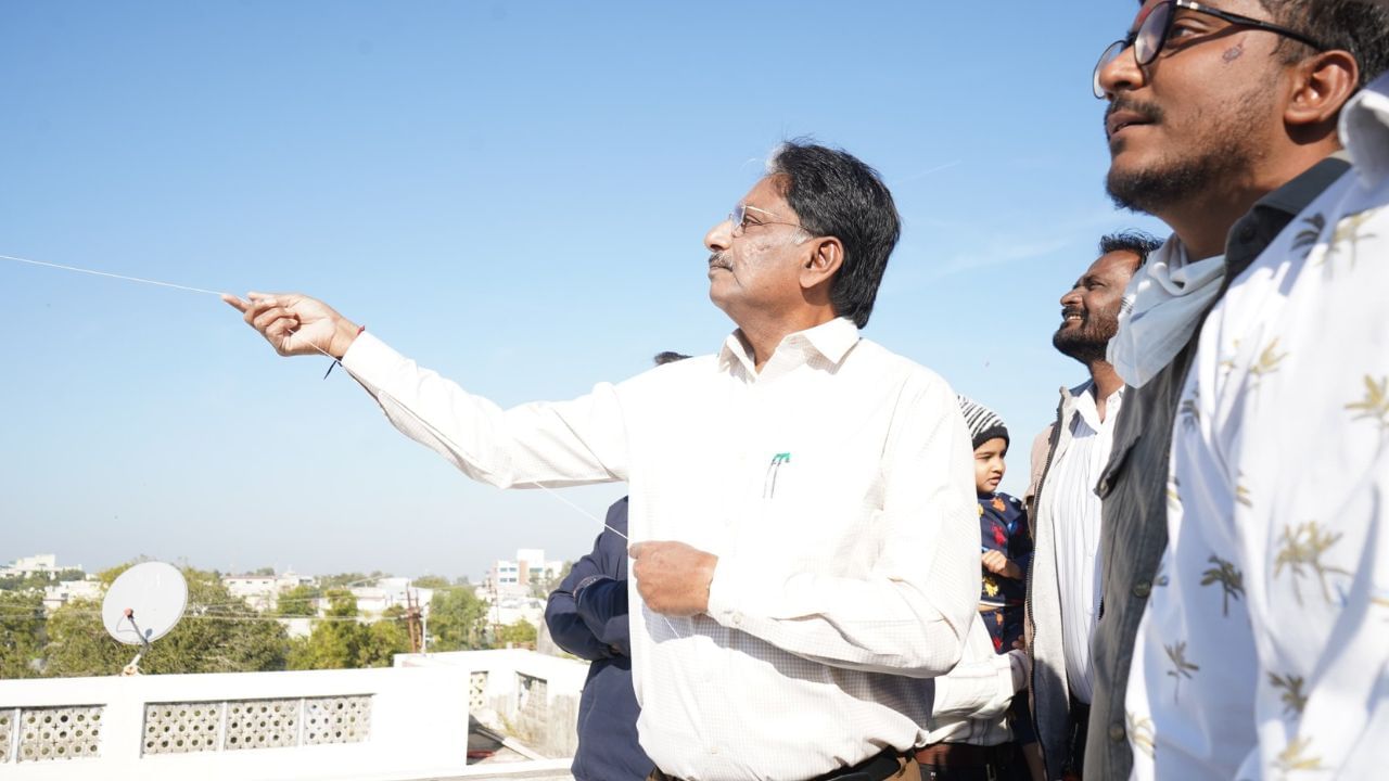 તો આરોગ્ય પ્રધાન ઋષિકેશ પટેલે પણ મહેસાણામાં પતંગની મજા માણી અને મકરસંક્રાતિનો તહેવાર ઉજવ્યો હતો. આમ ઉત્તરાયણના રંગે નેતાઓ પણ રંગાયા.