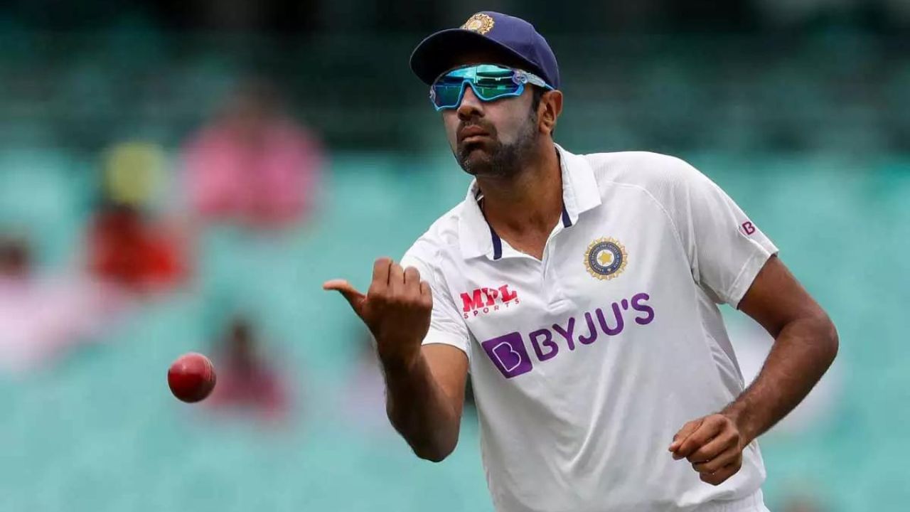 રવિચંદ્રન ટેસ્ટમાં 500 વિકેટ પૂર્ણ કરશે: ભારતના સ્ટાર સ્પિનર રવિચંદ્રન અશ્વિન પાસે આ વર્ષે ખાસ ક્લબમાં સામેલ થવાની તક છે. તે ટેસ્ટ ક્રિકેટમાં 500 વિકેટ લેનાર બીજો બોલર બની જશે, તે આ માઈલસ્ટોનથી માત્ર 10 વિકેટ દૂર છે. અશ્વિન પહેલા 500 કે તેથી વધુ ટેસ્ટ વિકેટ લેનાર અનિલ કુંબલે બાદ બીજો ભારતીય બોલર બની જશે.