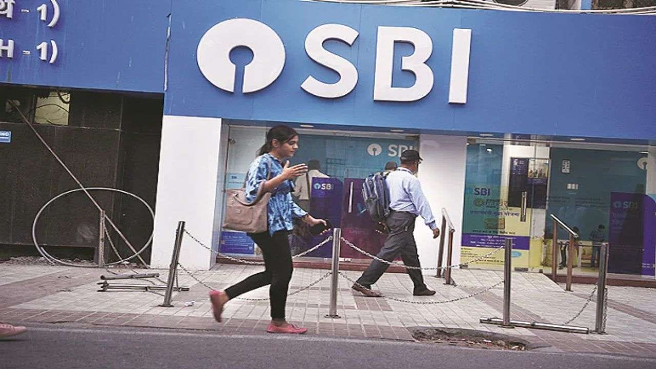 SBI દ્વારા એ પણ કહેવામાં આવ્યું છે કે, આ પ્રકારે જો કોઈ વ્યક્તિ સાયબર ક્રાઈમનો શિકાર બને છે, તો તે બાબતે સાયબર ક્રાઈમમાં 1930 નંબર પર ફરિયાદ કરવી જોઈએ. આ ઉપરાંત તમે બેંકના ઈમેલ report.phishing@sbi.co.in પર પણ ફરિયાદ નોંધાવી શકે છે.