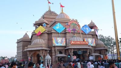 વડતાલધામ સંચાલિત સુપ્રસિદ્ધ યાત્રાધામ સાળંગપુર શ્રી કષ્ટભંજનદેવ હનુમાનજી મંદિર ખાતે પવિત્ર ધનુર્માસ નિમિતે સાળંગપુર દાદાને વિશેષ શણગાર કરવામાં આવ્યા હતા.