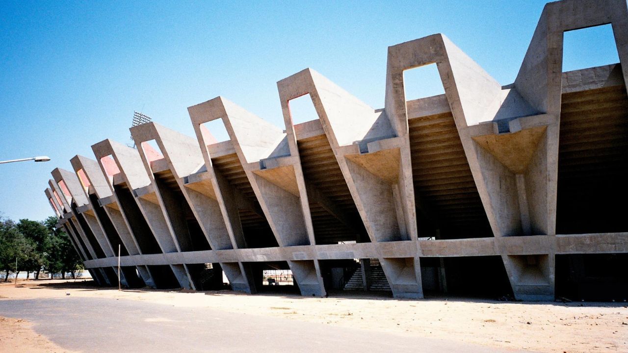 પ્રિયજીત નરેન્દ્રસિંહ જાડેજાએ પહેલા સેશનમાં 14 ઓવરમાં 41 રન આપી 1 વિકેટ લીધી હતી.પ્રિયજીત નરેન્દ્રસિંહ જાડેજાનો જન્મ 21 સપ્ટેમ્બરના રોજ જામનગરમાં થયો છે.ગુજરાત VS તમિલનાડુ ગુજરાત 111 રને જીત્યું