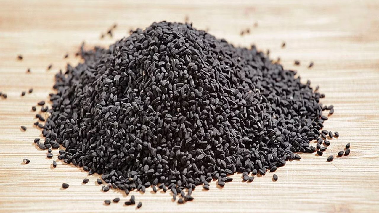 કલોંજીના બીજમાં આયર્ન, સોડિયમ, કેલ્શિયમ, મેગ્નેશિયમ, પોટેશિયમ, ફાઈબર વગેરે જેવા ઘણા જરૂરી પોષક તત્ત્વો હોવાથી ત્વચાને હેલ્ધી રાખવામાં મદદ કરે છે. 