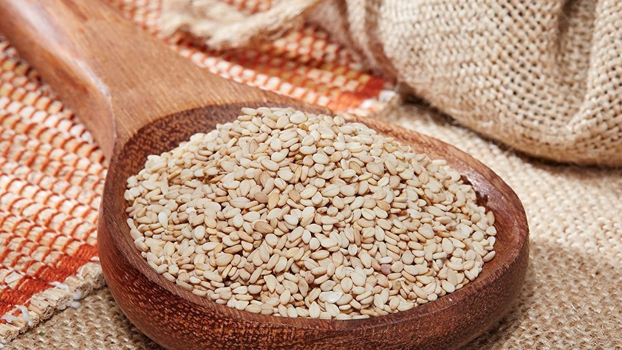 તલની અંદર પ્રોટીન, કેલ્શિયમ, બી-કોમ્પ્લેક્સ અને કાર્બોહાઇડ્રેટ્સ મળી આવે છે. આ સિવાય તેમાં ઓમેગા 6 ફેટી એસિડ પણ જોવા મળે છે.જે ખરાબ કોલેસ્ટ્રોલને ઘટાડી શકે છે.