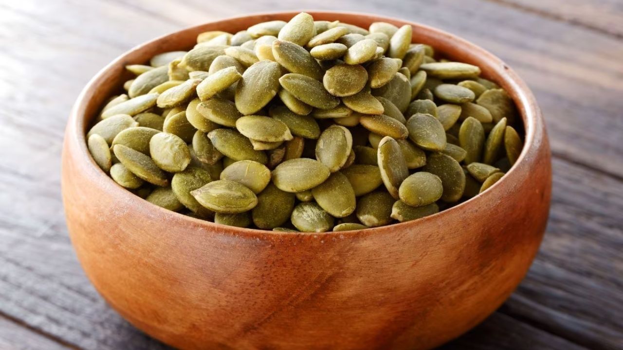 કોળાના બીજમાં રહેલા એન્ટીઓક્સીડેન્ટ્સ, મેગ્નેશિયમ, ફાઈબર અને વિટામિન્સ તમને ડાયાબિટીસના જોખમથી બચાવવામાં મદદરુપ થાય છે.  ( નોંધ :સ્વાસ્થ્ય સંબંધીત કંઇ પણ અનુસરતા પહેલા આપ આપના તબીબ અથવા તજજ્ઞોની સલાહ ખાસ લેવી.)