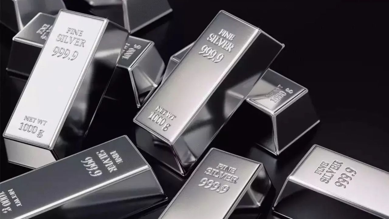 જો ચાંદીના ભાવની વાત કરીએ તો તેનો એક કિગ્રાનો ભાવ 75,300 રૂપિયા છે. દિલ્હીમાં 22 કેરેટ સોનાનો ભાવ 57,850 રૂપિયા પ્રતિ 10 ગ્રામ છે. 24 કેરેટ માટે પ્રતિ 10 ગ્રામ ગ્રાહકોને 63,100 રૂપિયા ચૂકવવા પડશે.