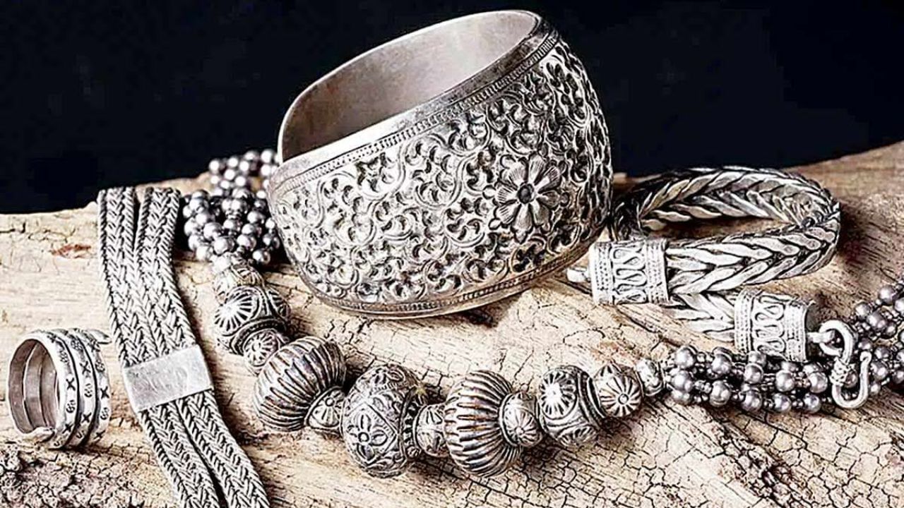 જો ચાંદીની વાત કરીએ તો તેના ભાવમાં પણ 200 રૂપિયાનો વધારો થયો છે અને ભાવ વધીને 1 કિલોના 76,400 રૂપિયા થયા છે. HDFC સિક્યોરિટીઝના કોમોડિટી અફેર્સના વરિષ્ઠ વિશ્લેષક સૌમિલ ગાંધીના જણાવ્યા અનુસાર, વિદેશમાં સોનાના ભાવ મજબૂત થયા બાદ દિલ્હીના બજારોમાં 24 કેરેટ સોનાનો હાજર ભાવ 200 વધ્યો છે.