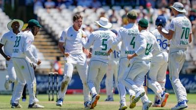 ભારત અને દક્ષિણ આફ્રિકાની મેચમાં કેપટાઉનના ન્યુલેન્ડ્સ સ્ટેડિયમમાં દક્ષિણ આફ્રિકા સામેની બીજી ટેસ્ટના પહેલા દિવસે ભારત તેની પ્રથમ ઈનિંગમાં 153 રનમાં ઓલઆઉટ થઈ ગયું હતું. જ્યારે ભારત પહેલી ઈનિંગમાં 153 રને ઓલ આઉટ થયું. બીજી ઈનિંગમાં સાઉથ આફ્રિકાએ ત્રણ વિકેટ ગુમાવી.