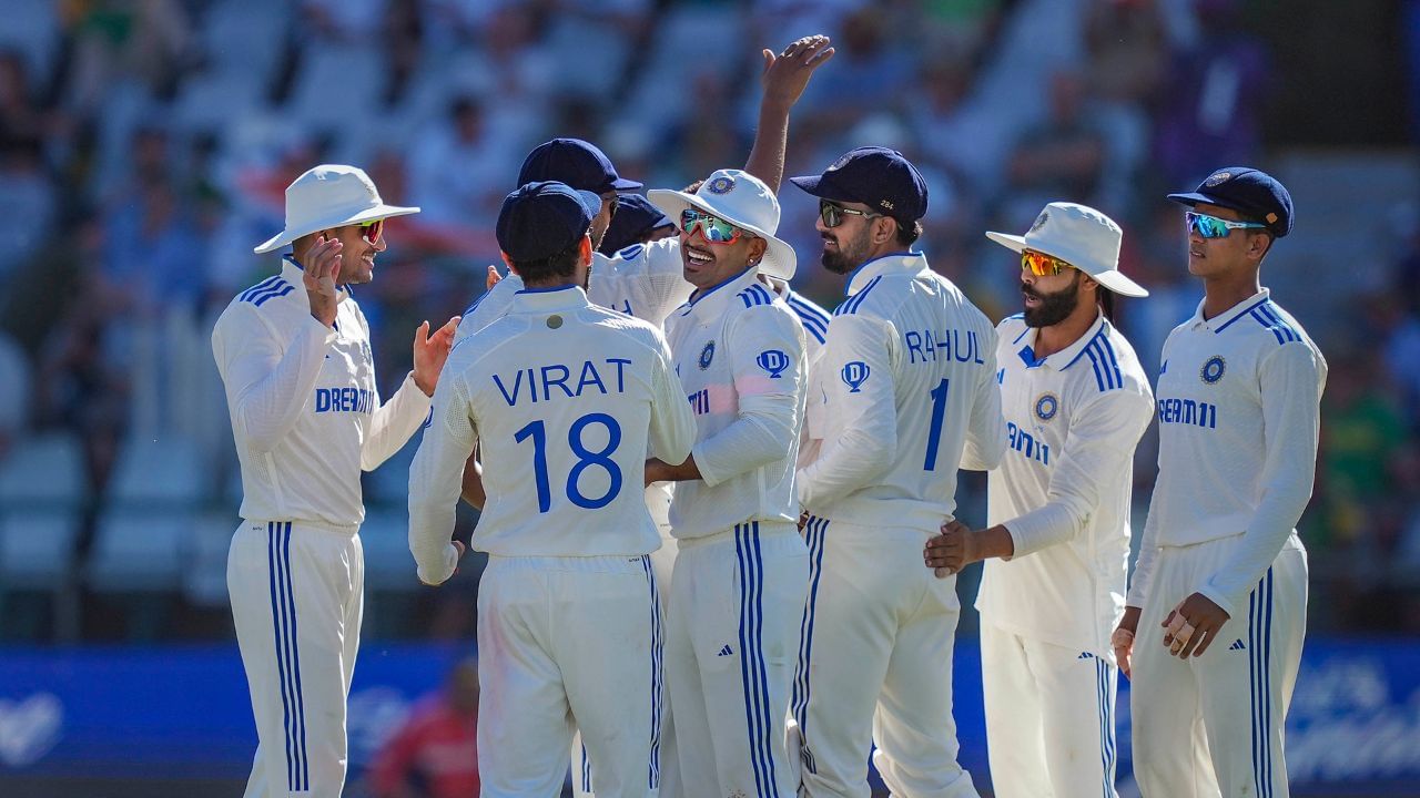 ટેસ્ટ ક્રિકેટના ઈતિહાસમાં એક જ દિવસમાં 20 કે તેથી વધુ વિકેટ પડવાની આ 35મી ઘટના હતી અને ટેસ્ટ મેચના પ્રથમ દિવસે આવી 13મી વખત ઘટના બની છે. પહેલા સેશનમાં 10, બીજામાં ચાર અને ત્રીજા સેશનમાં 9 વિકેટ પડી હતી.