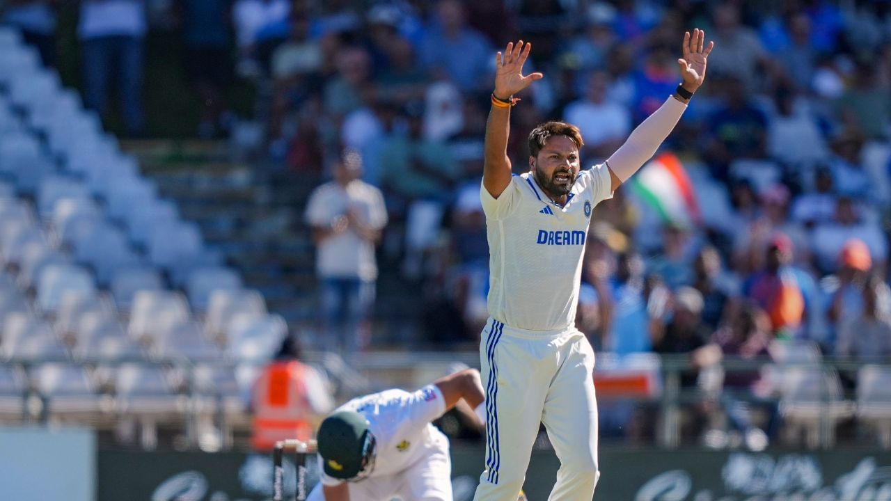 153 રન સુધી ભારતની ચાર વિકેટ પડી હતી અને ત્યારબાદ છ વિકેટ પડી. રોહિત શર્માની ટીમે પ્રથમ દાવમાં 98 રનની લીડ લીધી હતી. સાઉથ આફ્રિકાની ટીમ પ્રથમ દાવમાં 55 રનમાં આઉટ થઈ ગઈ હતી. બીજી ટેસ્ટના ત્રીજા સેશનના બીજા દાવમાં દક્ષિણ આફ્રિકાએ ત્રણ વિકેટ ગુમાવી દીધી હતી.