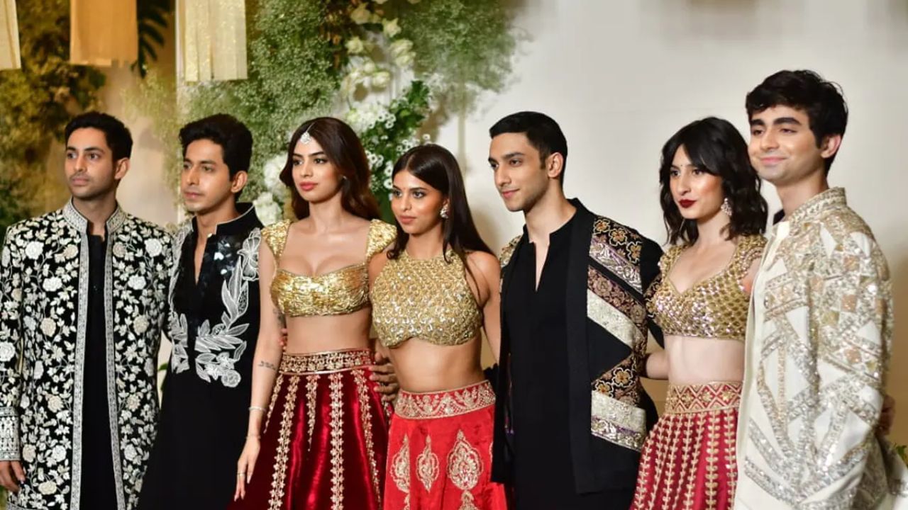 સુહાના ખાને ફિલ્મ 'ધ આર્ચીઝ'થી એક્ટિંગની દુનિયામાં ડેબ્યૂ કર્યું હતું. આ સાથે સુહાના ખાનના અફેરના સમાચાર પણ આવવા લાગ્યા હતા. કિંગ ખાનની પુત્રી સુહાના ખાનનું નામ અમિતાભ બચ્ચનના પૌત્ર અગસ્ત્ય નંદા સાથે જોડાવા લાગ્યું. બંને ફિલ્મ 'ધ આર્ચીઝ'માં પણ સાથે જોવા મળ્યા હતા.