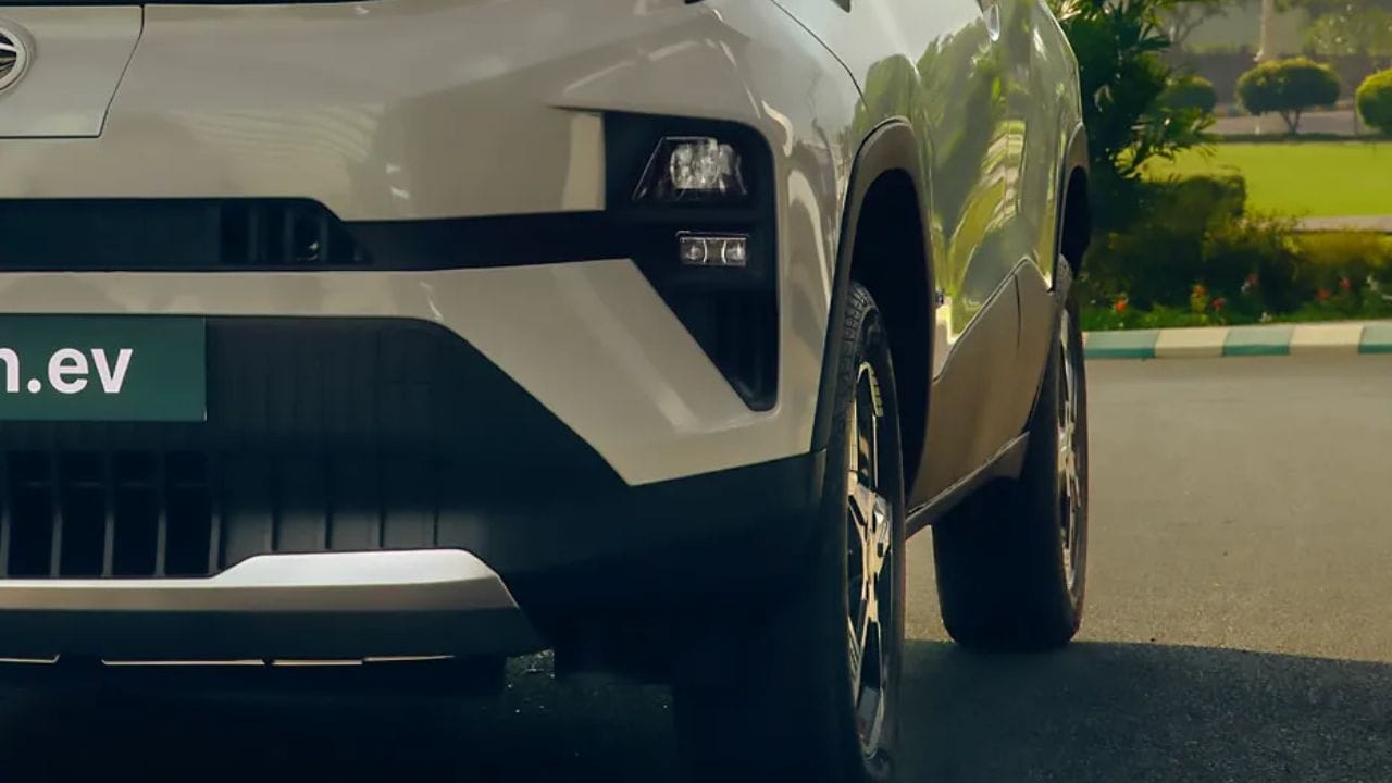 આ સિવાય કારમાં ક્રૂઝ કંટ્રોલ, ફ્રન્ટ એલઇડી ફોગ લેમ્પ, 26.03 સેમી હરમન ઇન્ફોટેનમેન્ટ સિસ્ટમ, એન્ડ્રોઇડ ઓટો, એપલ કારપ્લે, ઓટોહોલ્ડ સાથે ઇલેક્ટ્રોનિક પાર્કિંગ બ્રેક, ડાયમંડ કટ એલોય વ્હીલ્સ, AQI ડિસ્પ્લે સાથે એર પ્યુરિફાયર, ઓટો ફોલ્ડ ORVM, 360 ડિગ્રી છે. કેમેરા સરાઉન્ડ વ્યુ, બ્લાઈન્ડ સ્પોટ મોનિટર પણ આપવામાં આવેલ છે.