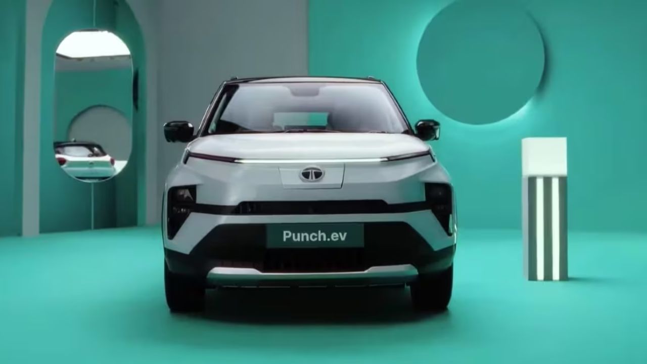 ગુજરાતના અમદાવાદમાં ટાટા પંચ EVની એક્સ-શોરૂમ કિંમત રૂપિયા 10.99 લાખથી શરૂ થાય છે. સૌથી ઓછી કિંમતનું મોડલ ટાટા પંચ EV સ્માર્ટ છે અને ટોપ મોડલ ટાટા પંચ EV એમ્પાવર્ડ છે. જેની કિંમત રૂપિયા 14.99 લાખ છે. 