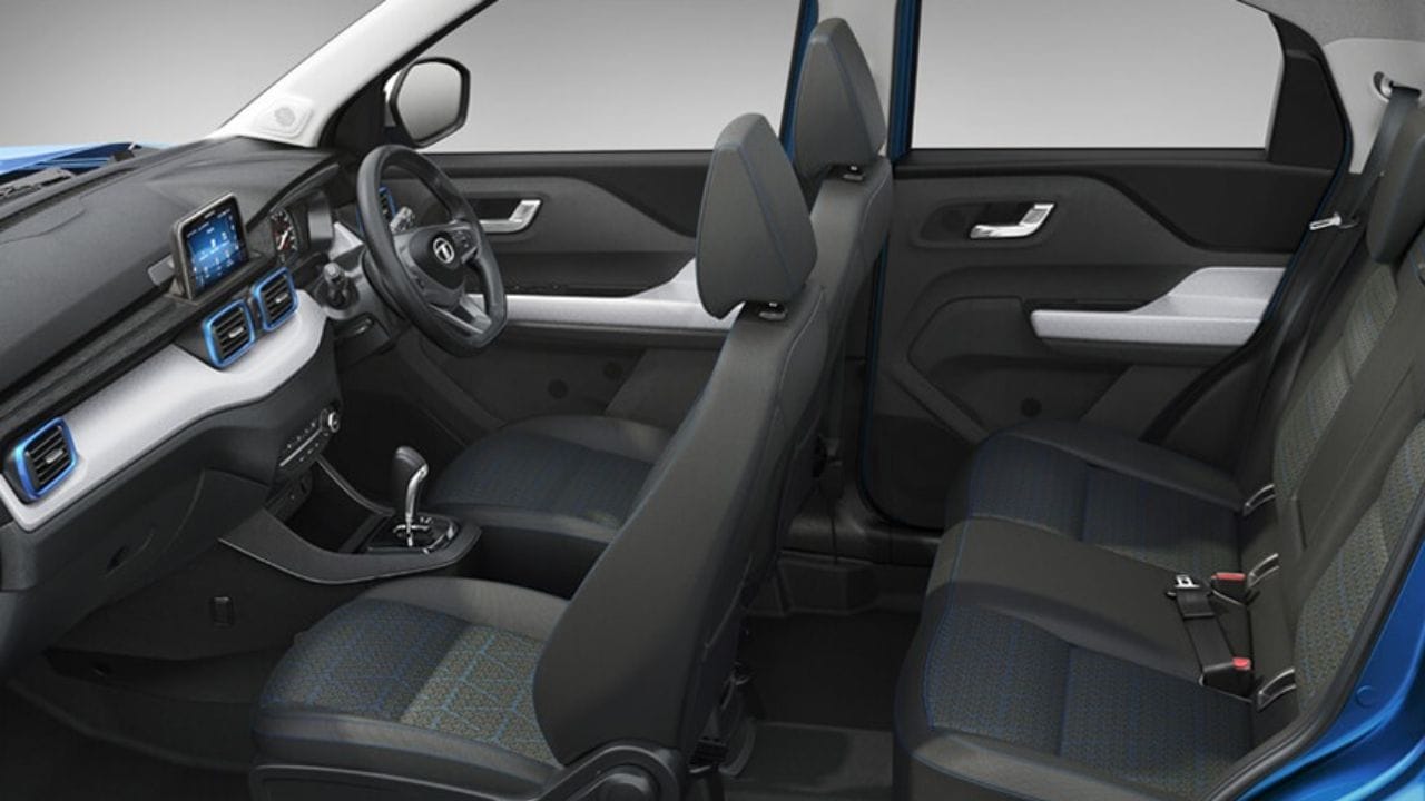 આ સાથે કંપનીએ નવી ટાટા પંચના ઈલેક્ટ્રિકમાં સનરૂફ અને સનરૂફ વગરનો વિકલ્પ પણ આપ્યો છે. આ ઇલેક્ટ્રિક માઇક્રો એસયુવીને બે ચાર્જિંગ વિકલ્પોમાં લોન્ચ કરવામાં આવશે, જેમાં 7.2kw ફાસ્ટ હોમ ચાર્જર અને 3.3kw વોલબોક્સ ચાર્જર હશે.