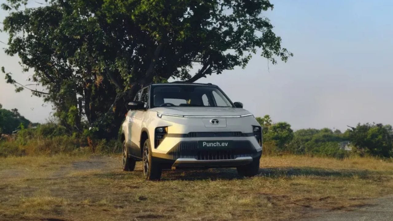 ટાટા મોટર્સ 17 જાન્યુઆરીએ ટાટા પંચના ઈલેક્ટ્રિક મોડલને લોન્ચ કરશે. આ કારમાં બે બેટરી પેકનો ઓપ્શન આપવામાં આવ્યો છે, જેમાં મધ્યમ રેન્જ અને લોંગ રેન્જ આપવામાં આવી છે. 
