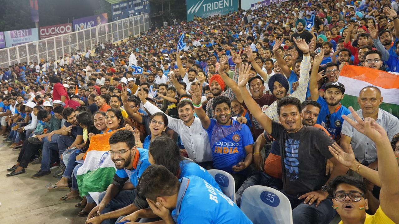 સ્ટેડિયમ હાઉસ ફૂલ રહેશે તેવી આશા: વર્લ્ડ કપ પહેલાની આ એકમાત્ર આંતરરાષ્ટીય T20 સિરીઝ હોવાથી મોહાલીમાં ગુરુવારે આખું સ્ટેડિયમ ફૂલ રહેશે તેવી શક્યતા છે. આ સિવાય પંજાબ ક્રિકેટ એસોસિએશનની ઓફરના કારણે પણ સ્ટેડિયમ હાઉસ ફૂલ રહેશે તેવી શક્યતા છે. 